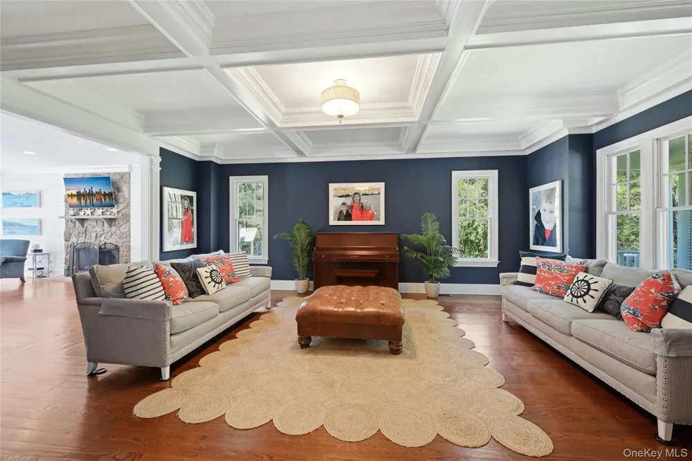 1330 Ridge Road Laurel Hollow, NY 11791