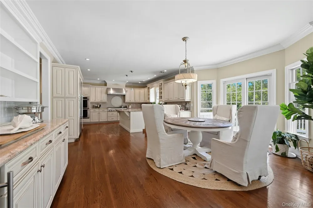 1330 Ridge Road Laurel Hollow, NY 11791