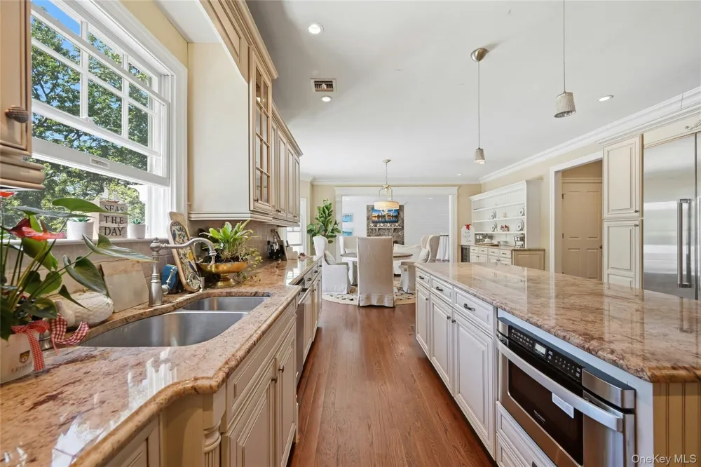 1330 Ridge Road Laurel Hollow, NY 11791
