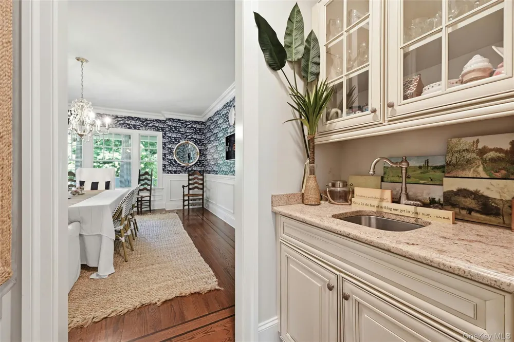 1330 Ridge Road Laurel Hollow, NY 11791