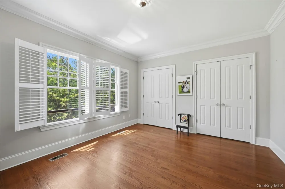 1330 Ridge Road Laurel Hollow, NY 11791