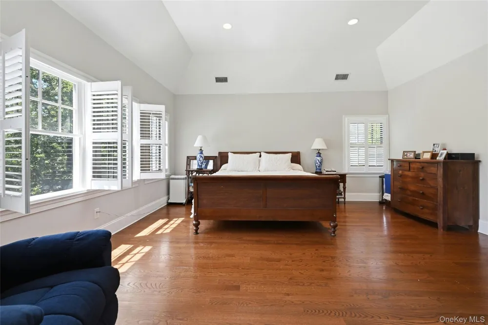 1330 Ridge Road Laurel Hollow, NY 11791