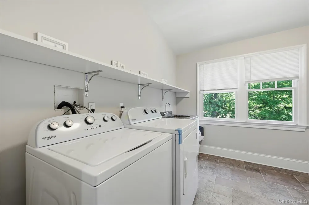 1330 Ridge Road Laurel Hollow, NY 11791