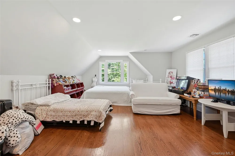 1330 Ridge Road Laurel Hollow, NY 11791