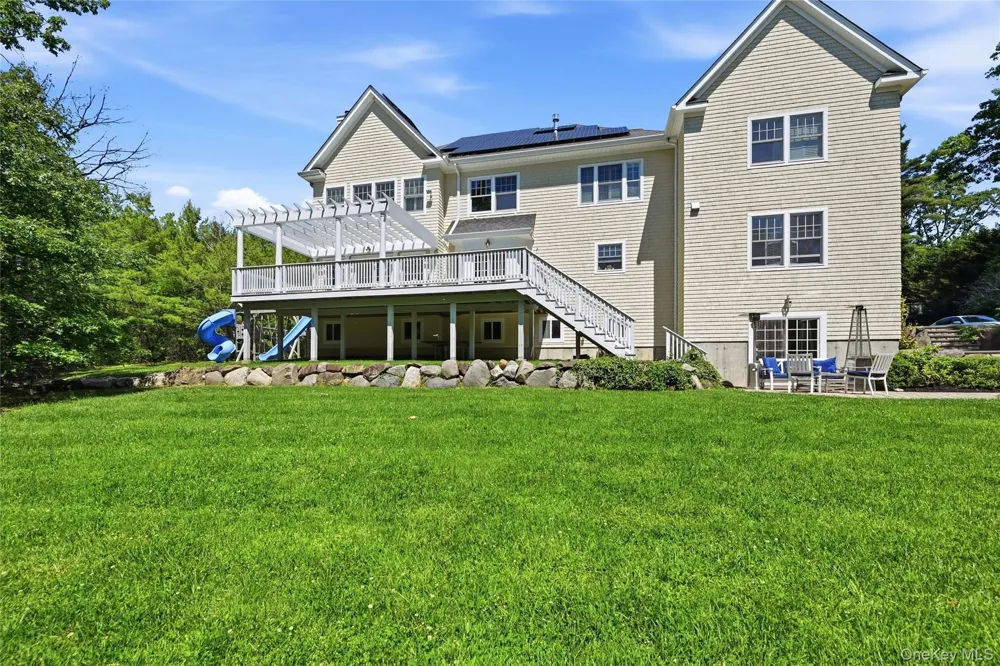 1330 Ridge Road Laurel Hollow, NY 11791