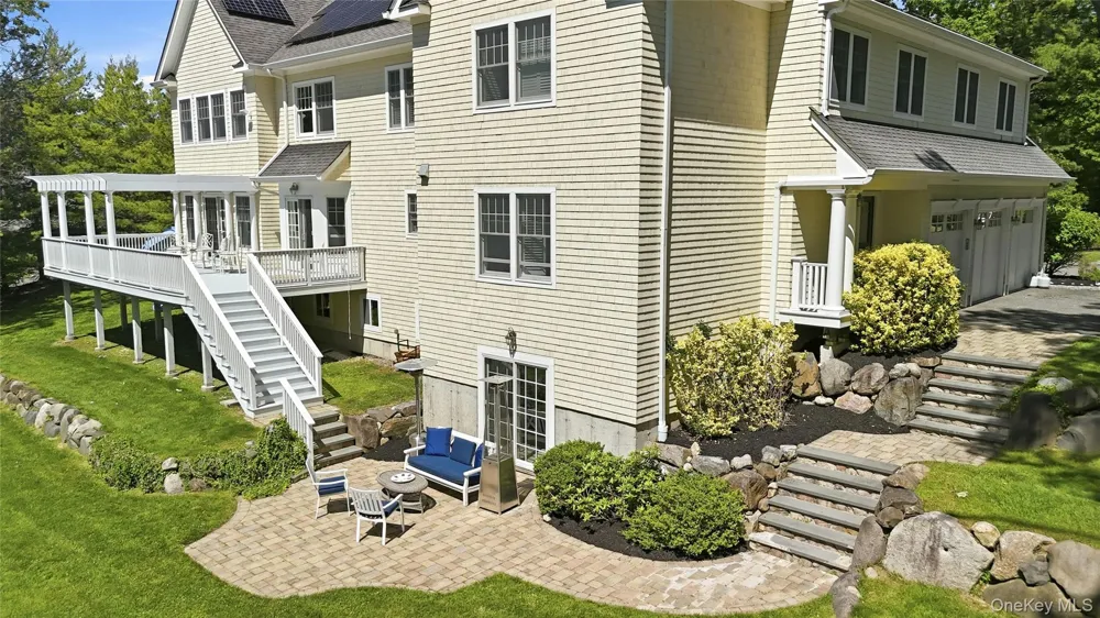 1330 Ridge Road Laurel Hollow, NY 11791
