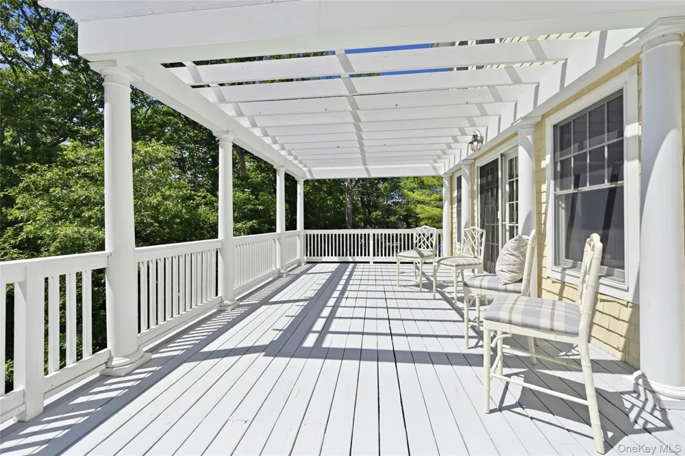 1330 Ridge Road Laurel Hollow, NY 11791