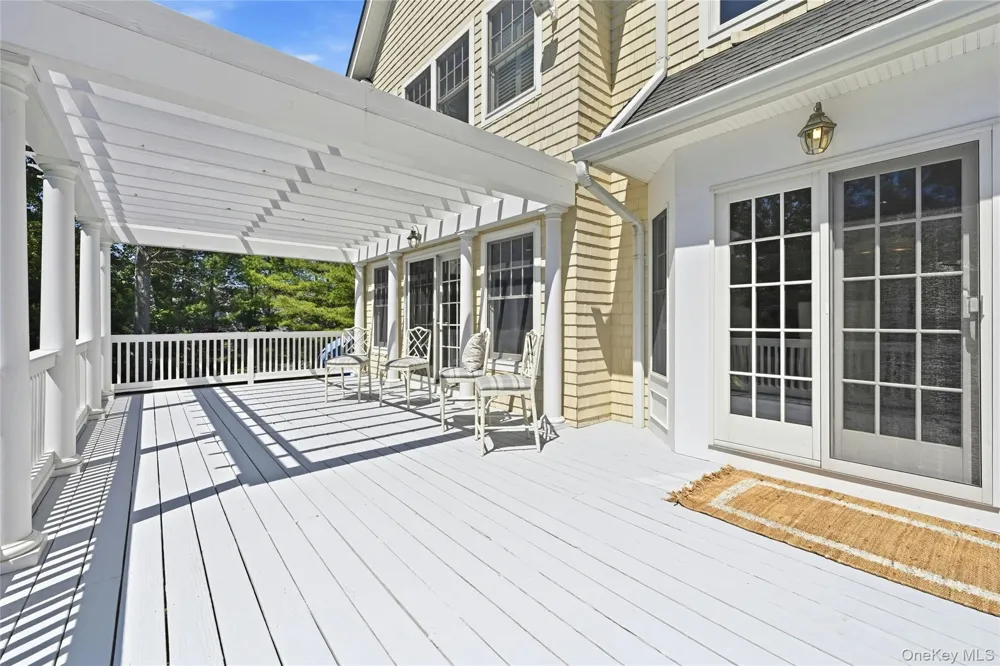 1330 Ridge Road Laurel Hollow, NY 11791