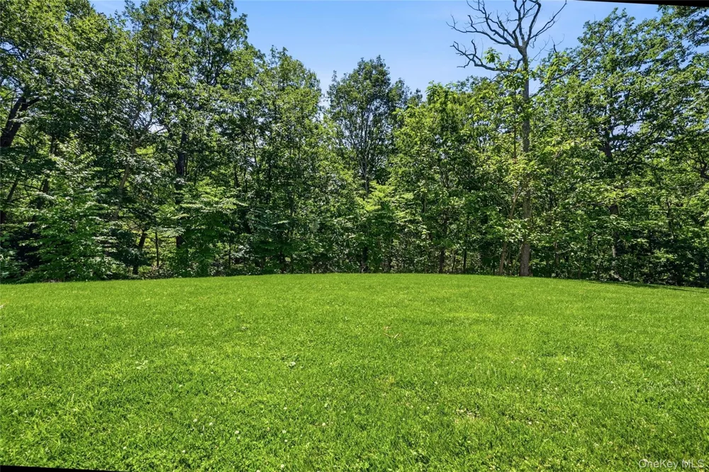 1330 Ridge Road Laurel Hollow, NY 11791