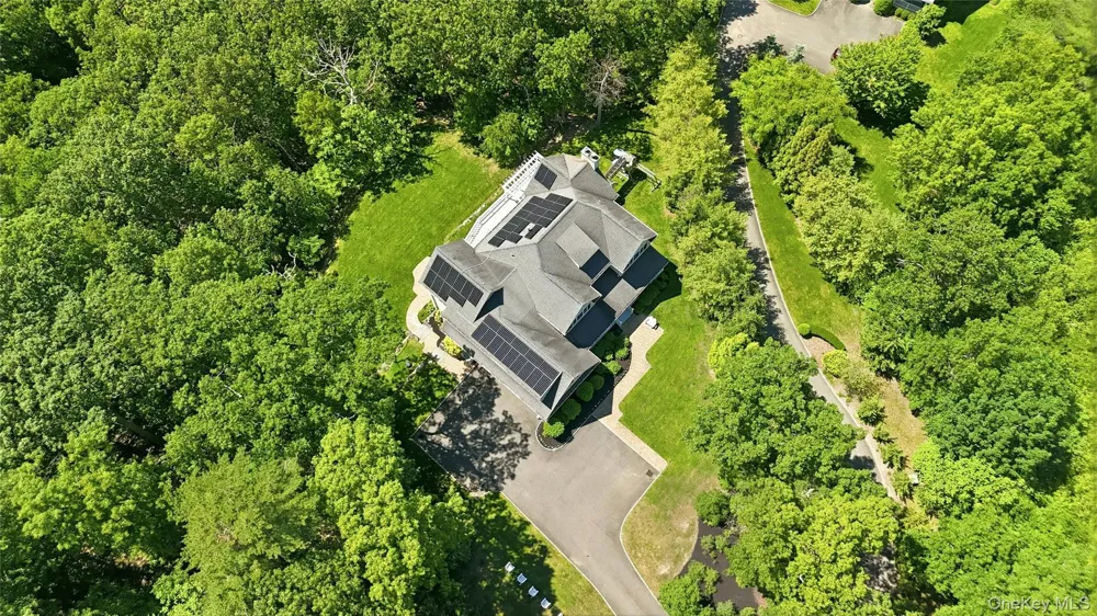 1330 Ridge Road Laurel Hollow, NY 11791