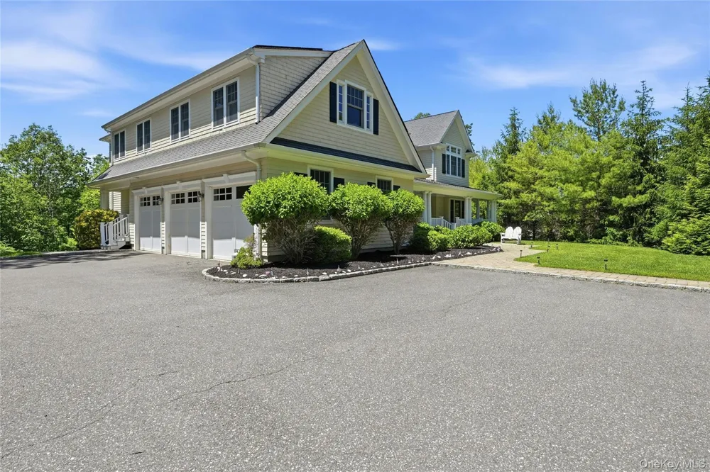 1330 Ridge Road Laurel Hollow, NY 11791