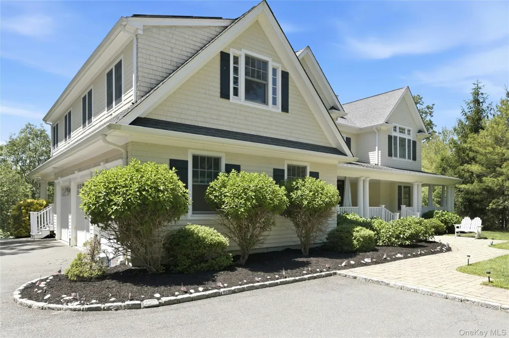 1330 Ridge Road Laurel Hollow, NY 11791