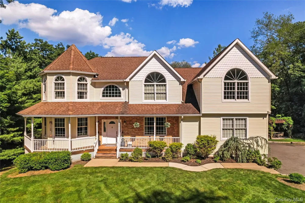 9 Ronwood Road Chestnut Ridge, NY 10977