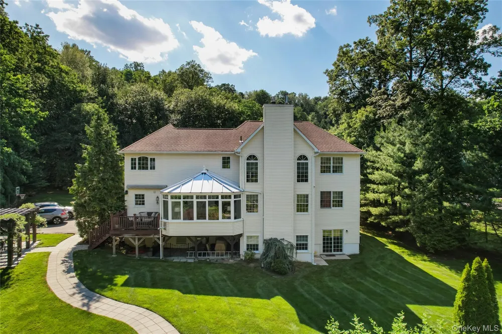 9 Ronwood Road Chestnut Ridge, NY 10977
