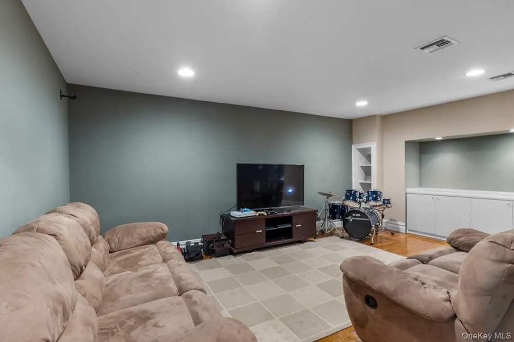 9 Ronwood Road Chestnut Ridge, NY 10977