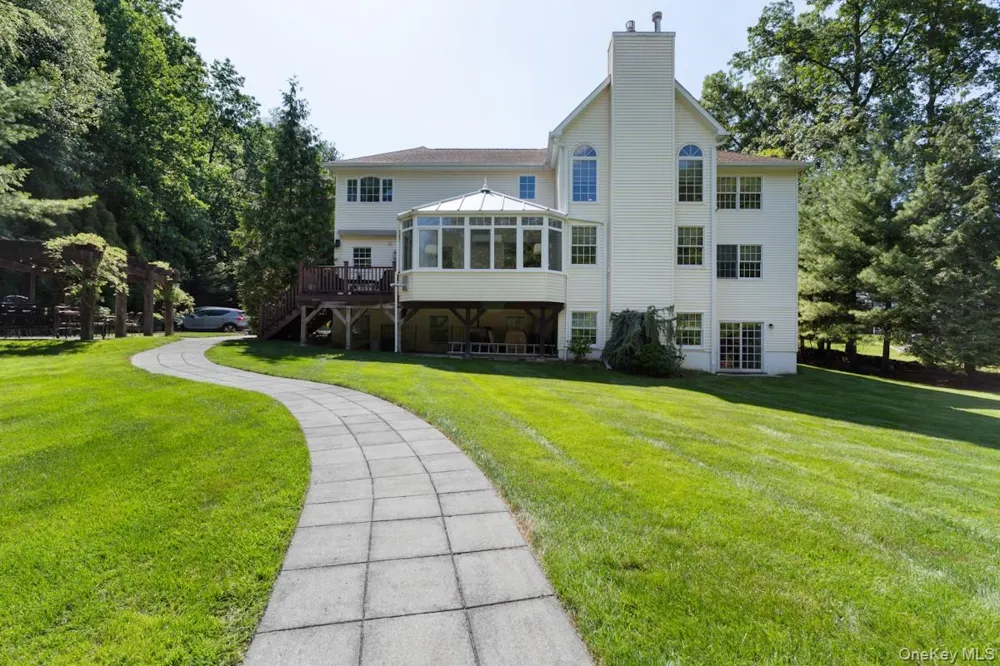 9 Ronwood Road Chestnut Ridge, NY 10977