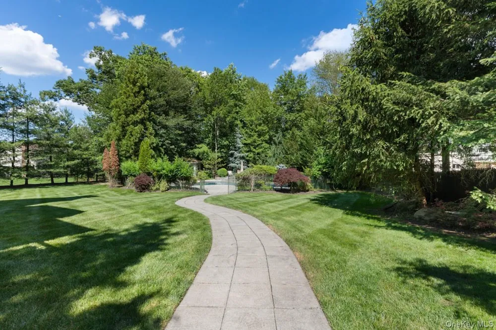 9 Ronwood Road Chestnut Ridge, NY 10977