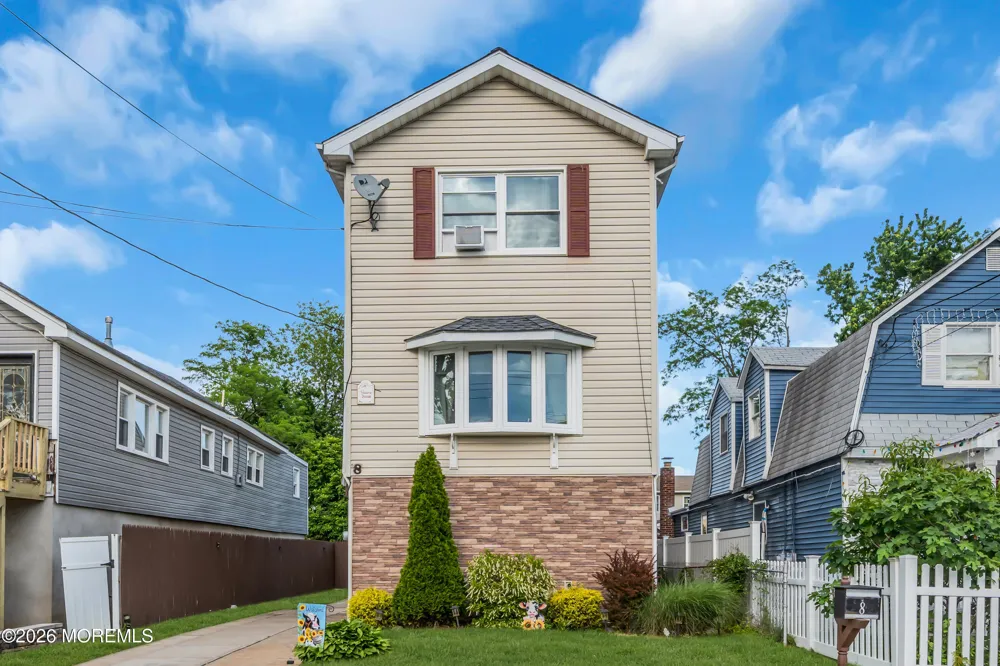 8 Lincoln Court Keansburg, NJ 07734