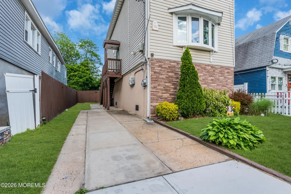 8 Lincoln Court Keansburg, NJ 07734