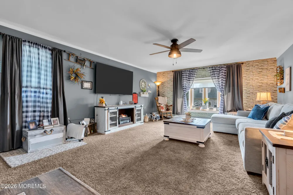 8 Lincoln Court Keansburg, NJ 07734