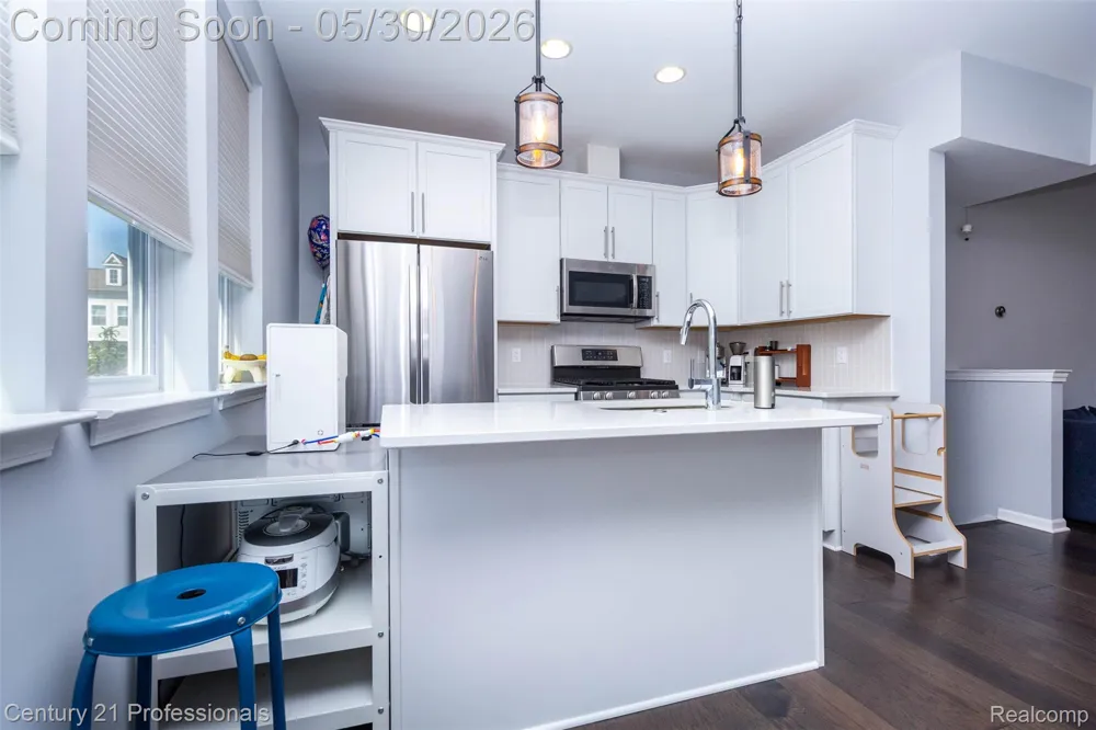 57 Kaprol Drive Troy City, MI 48098