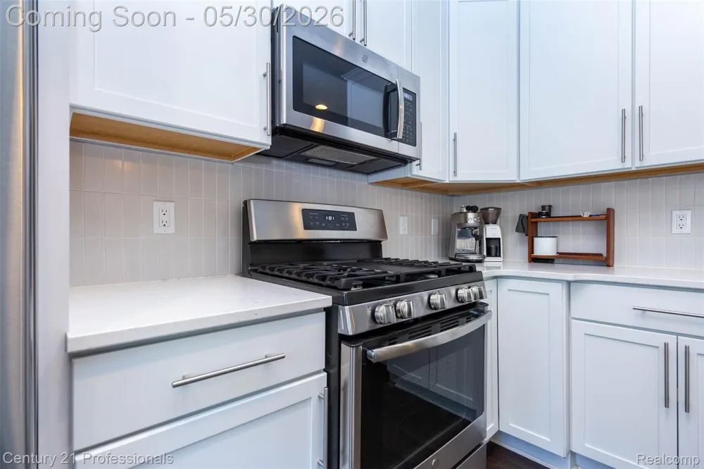57 Kaprol Drive Troy City, MI 48098