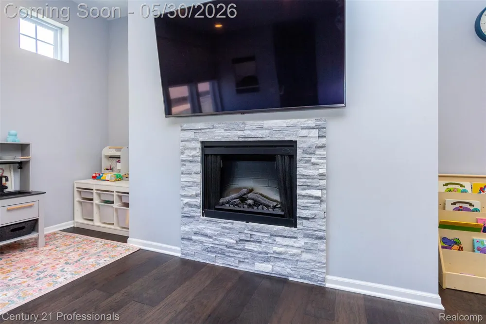 57 Kaprol Drive Troy City, MI 48098