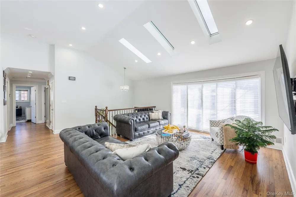 7 Dunhill Road Manhasset Hills, NY 11040