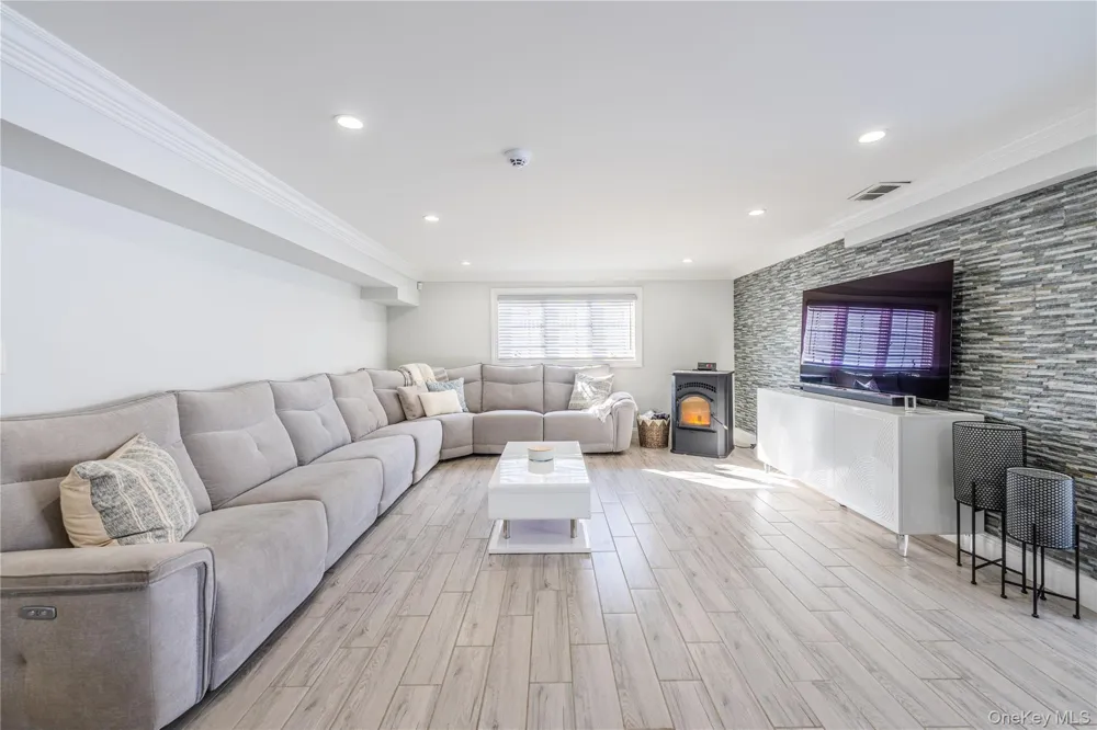 7 Dunhill Road Manhasset Hills, NY 11040