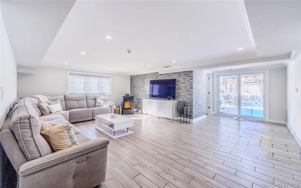 7 Dunhill Road Manhasset Hills, NY 11040