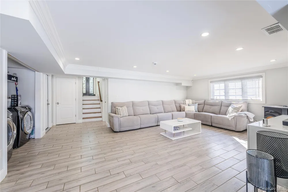 7 Dunhill Road Manhasset Hills, NY 11040