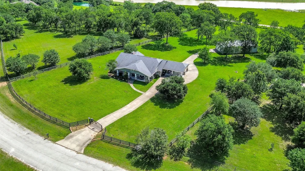 27644 Spring Hill Road Hempstead, TX 77445