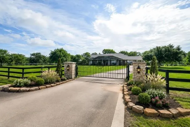 27644 Spring Hill Road Hempstead, TX 77445