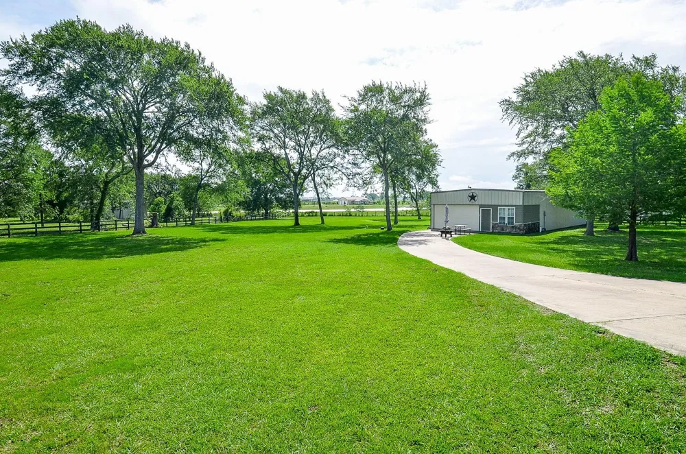 27644 Spring Hill Road Hempstead, TX 77445