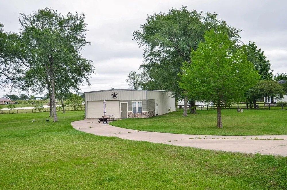 27644 Spring Hill Road Hempstead, TX 77445