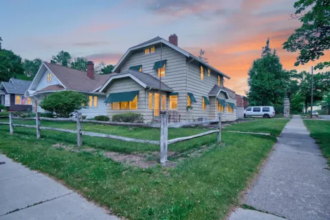 802 Oakridge Drive