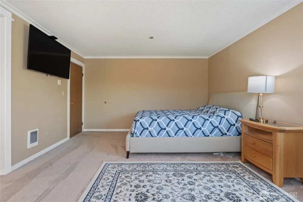 1902 Bridgeport Way W #106 University Place, WA 98466