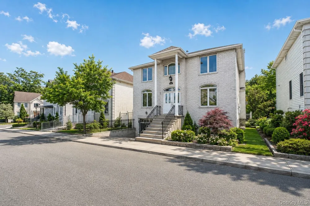 34 Putters Ct Staten Island, NY 10301