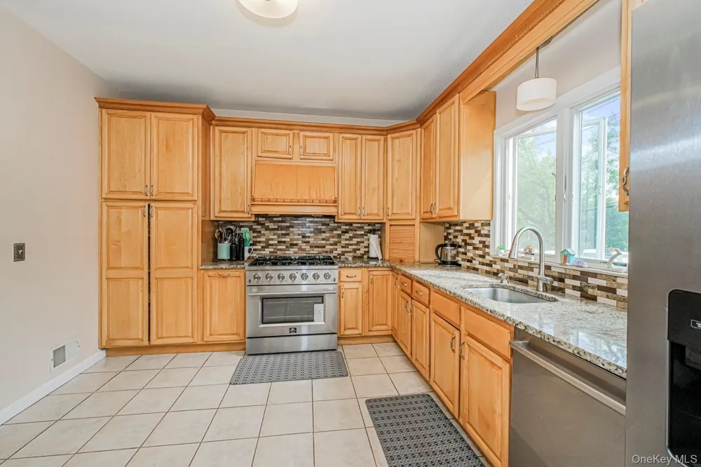 34 Putters Ct Staten Island, NY 10301