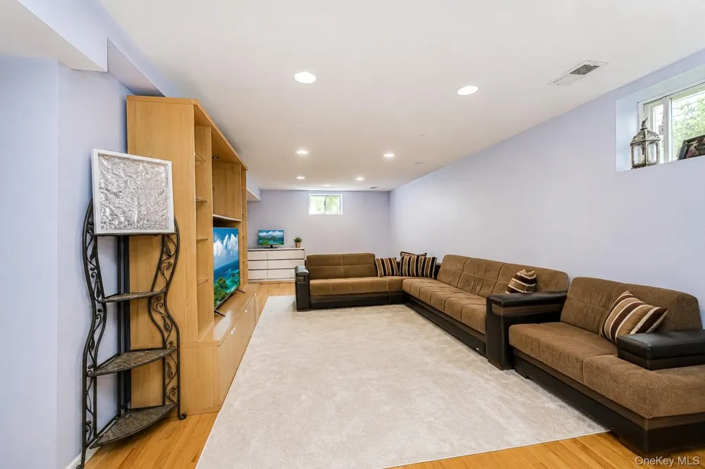 34 Putters Ct Staten Island, NY 10301