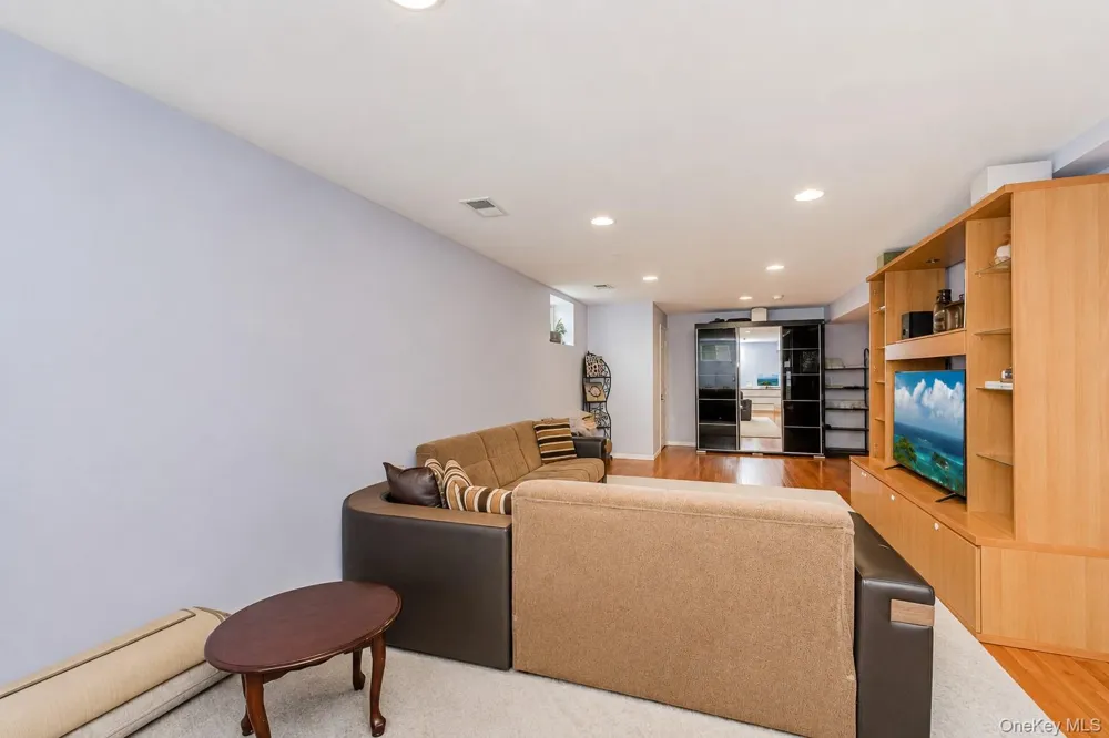 34 Putters Ct Staten Island, NY 10301