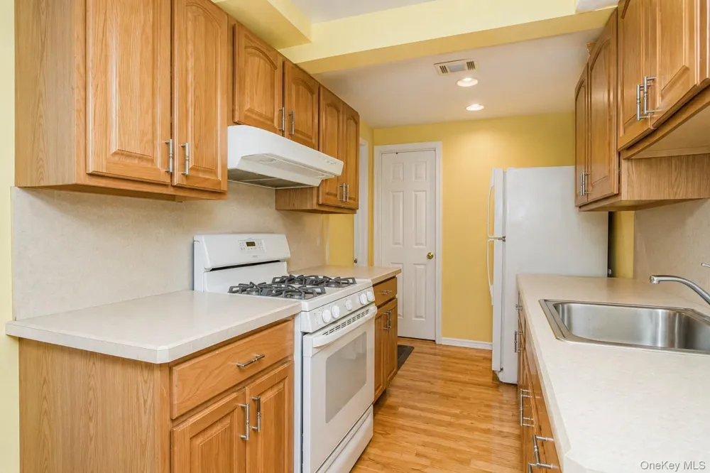 34 Putters Ct Staten Island, NY 10301