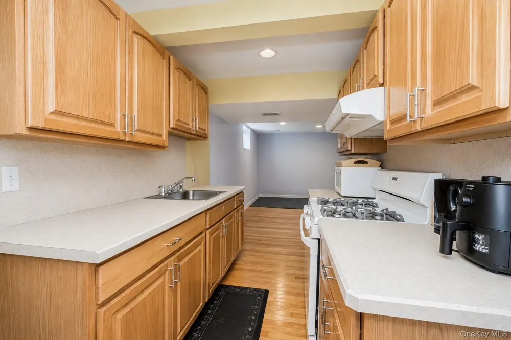 34 Putters Ct Staten Island, NY 10301