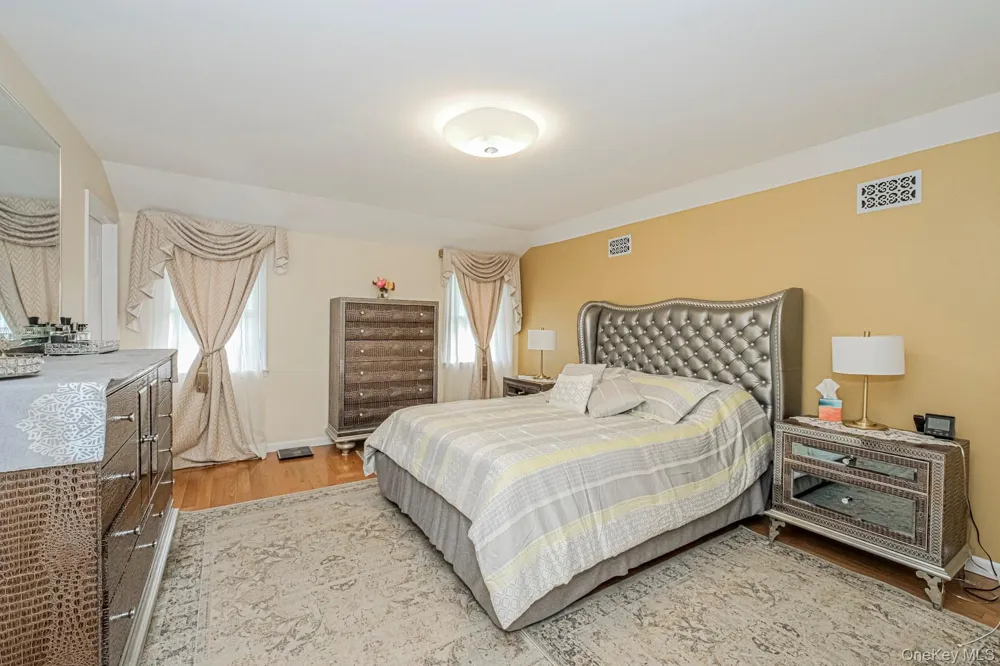 34 Putters Ct Staten Island, NY 10301