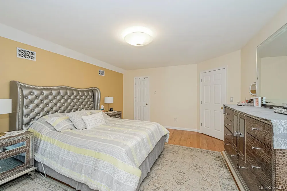 34 Putters Ct Staten Island, NY 10301