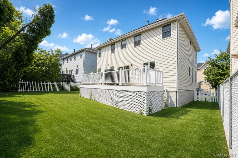 34 Putters Ct Staten Island, NY 10301