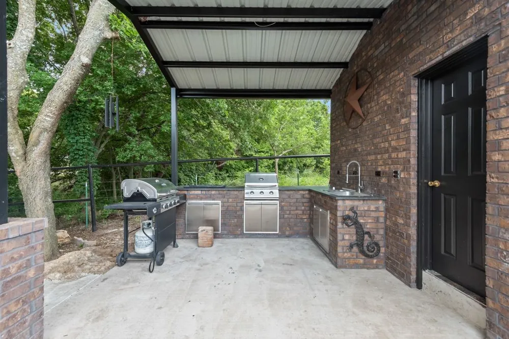 11167 Plainview Road Krum, TX 76249