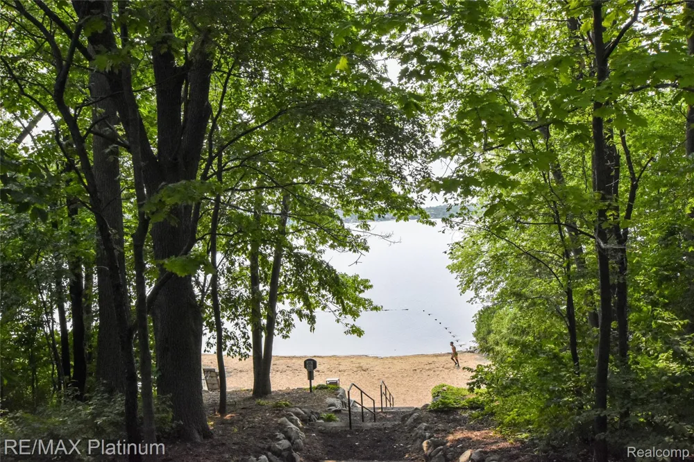 4570 Stillmeadow Genoa Township, MI 48843