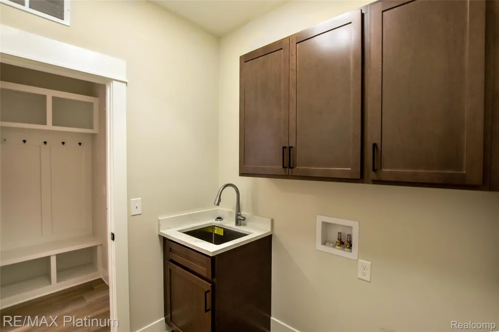 4570 Stillmeadow Genoa Township, MI 48843