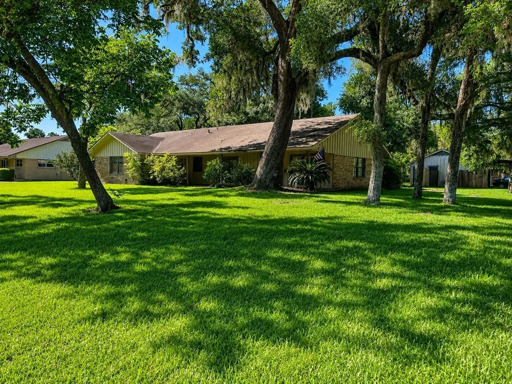 131 Daisy Street Lake Jackson, TX 77566